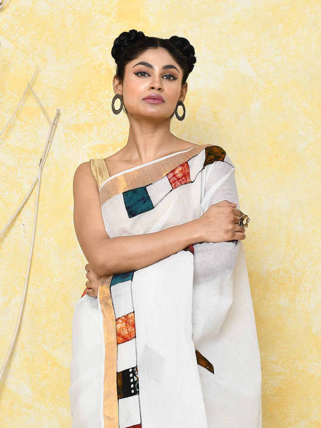 Piyari Fashion Women's White Exclusive Applique Saree With Blouse Piece