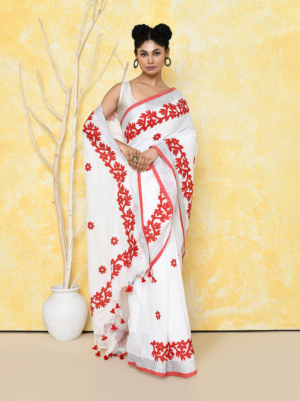 Piyari Fashion Women's White Exclusive Applique Saree With Blouse Piece