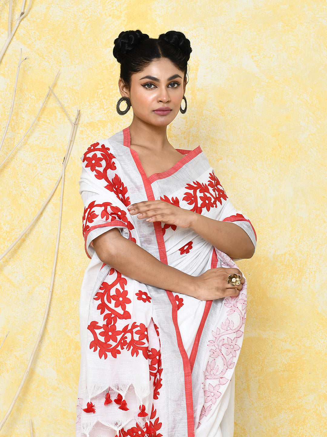 Piyari Fashion Women's White Exclusive Applique Saree With Blouse Piece