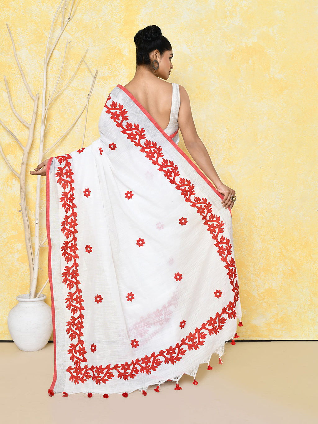 Piyari Fashion Women's White Exclusive Applique Saree With Blouse Piece