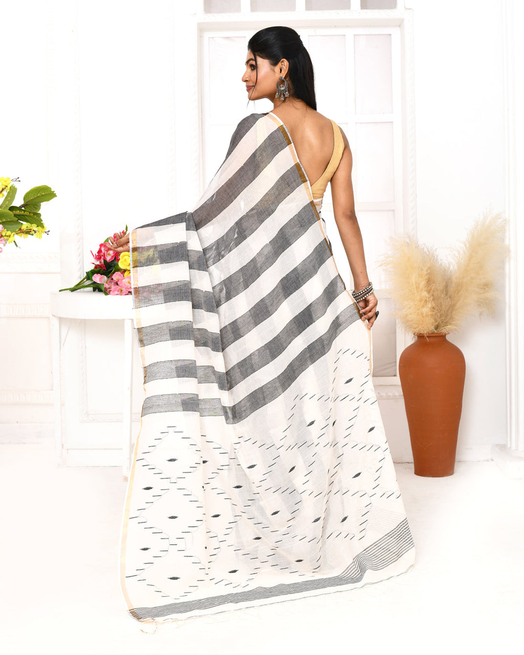 Piyari Fashion Women's Grey White Cotton Handloom Jamdani Saree With Blouse