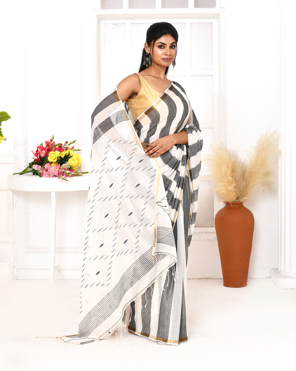 Piyari Fashion Women's Grey White Cotton Handloom Jamdani Saree With Blouse