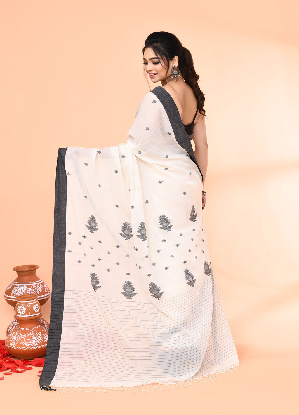 Piyari Fashion Women`s Off White Mul Cotton Handloom Jamdani Saree With Blouse
