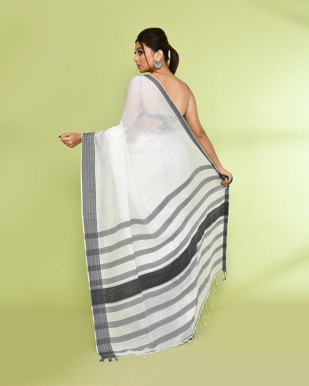 Piyari Fashion Women's White Embellished Cotton Saree