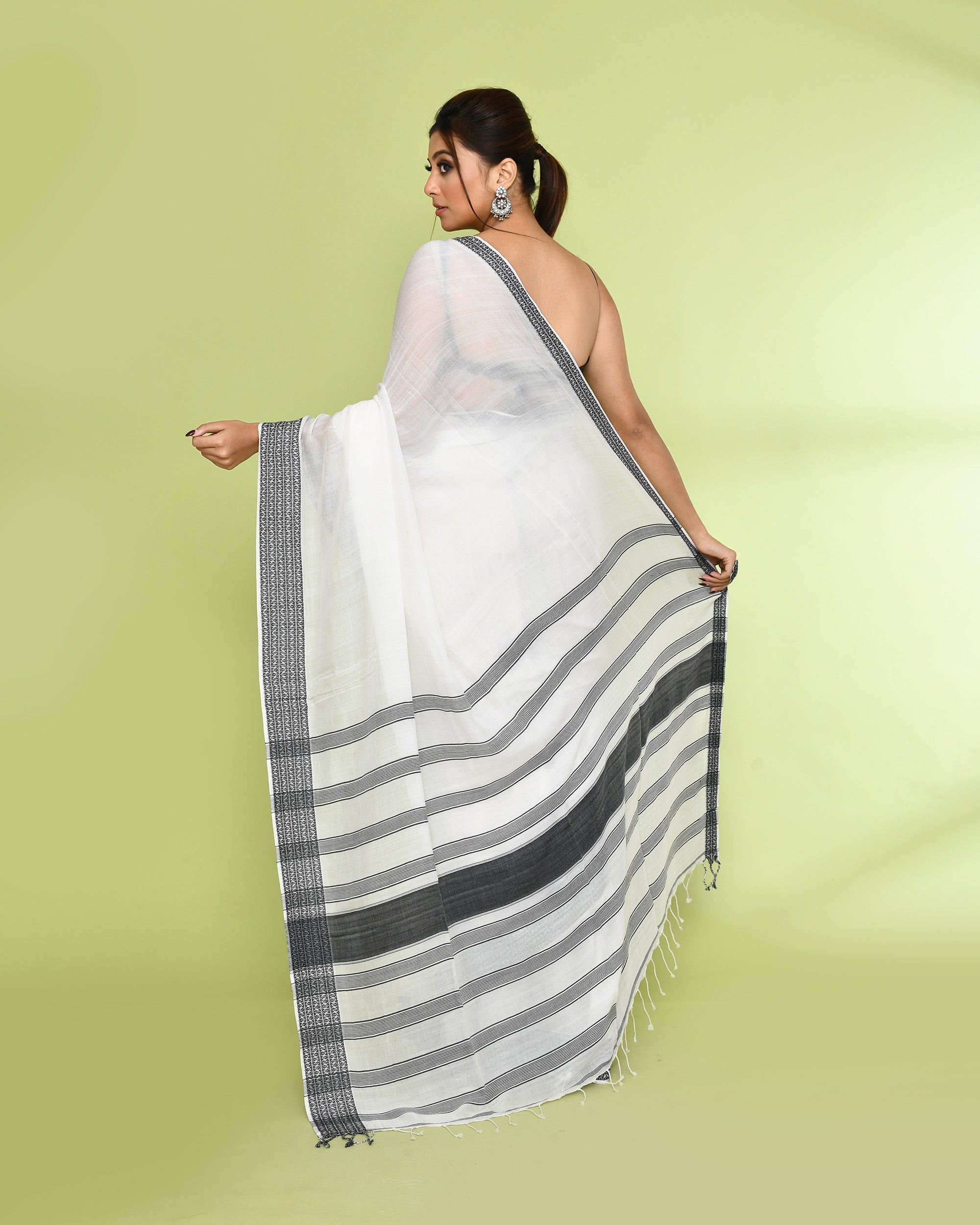 Piyari Fashion Women's White Embellished Cotton Saree