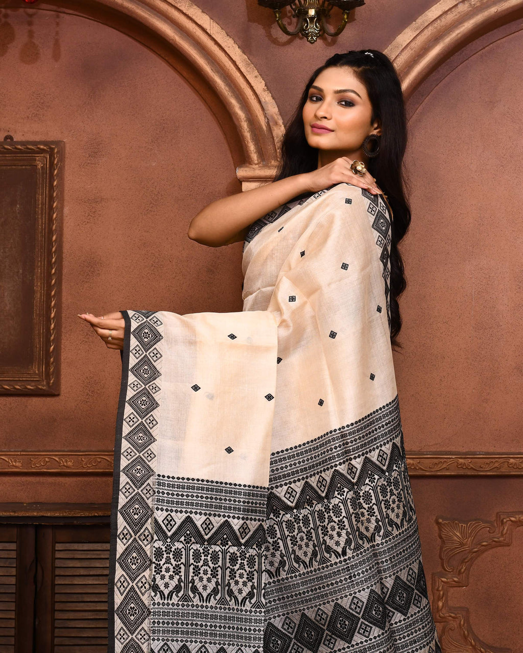 Piyari Fashion Off White Tussar Silk Jamdani Saree With Blouse Piece