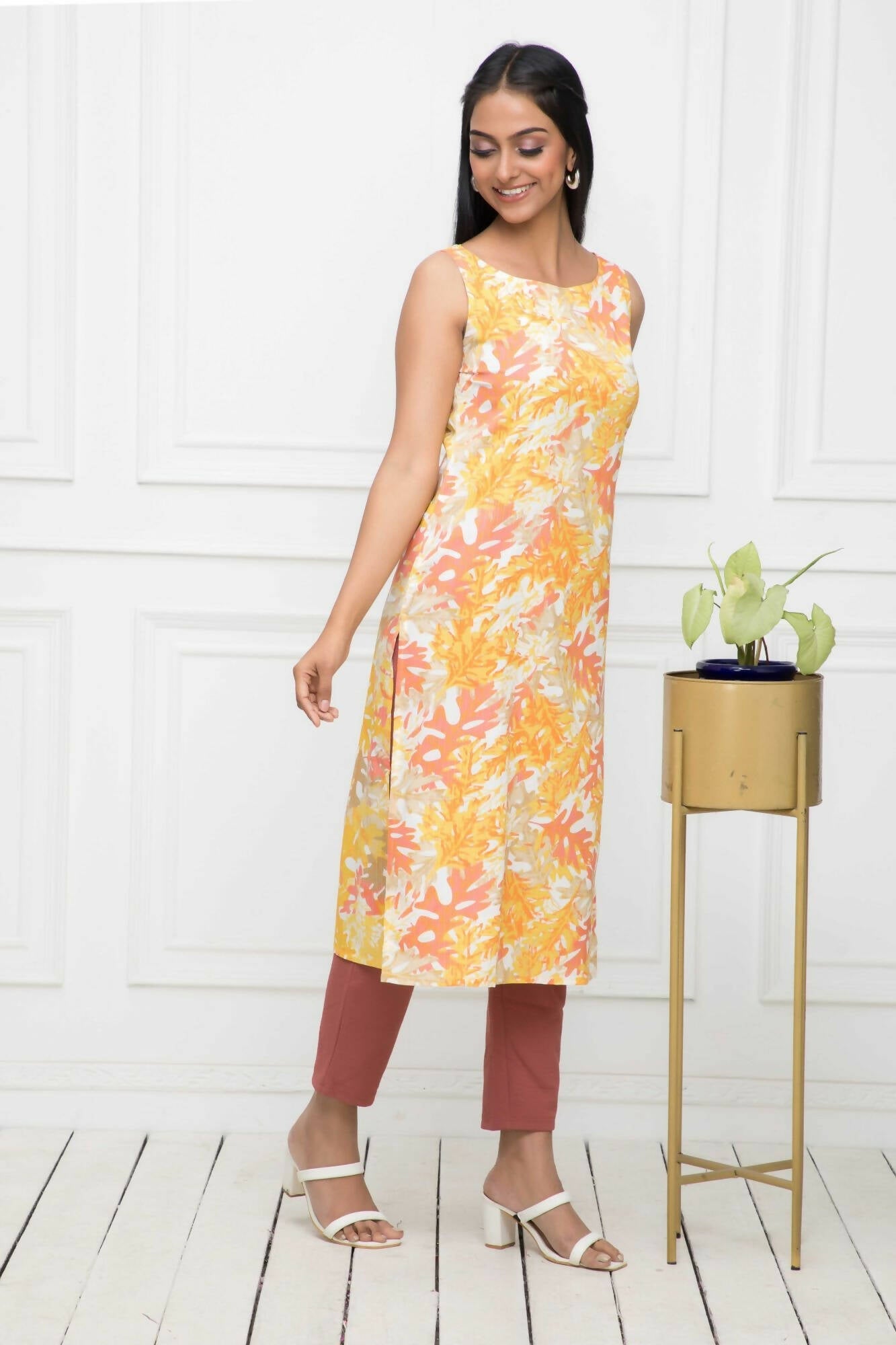 Myshka Multi Floral Women Cotton Straight Round Neck Kurtas