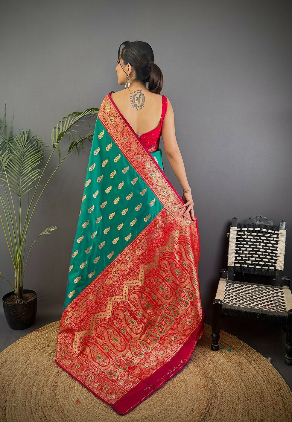 Joban Fashion Banarasi Rama Green Woven Butti Soft Silk Saree