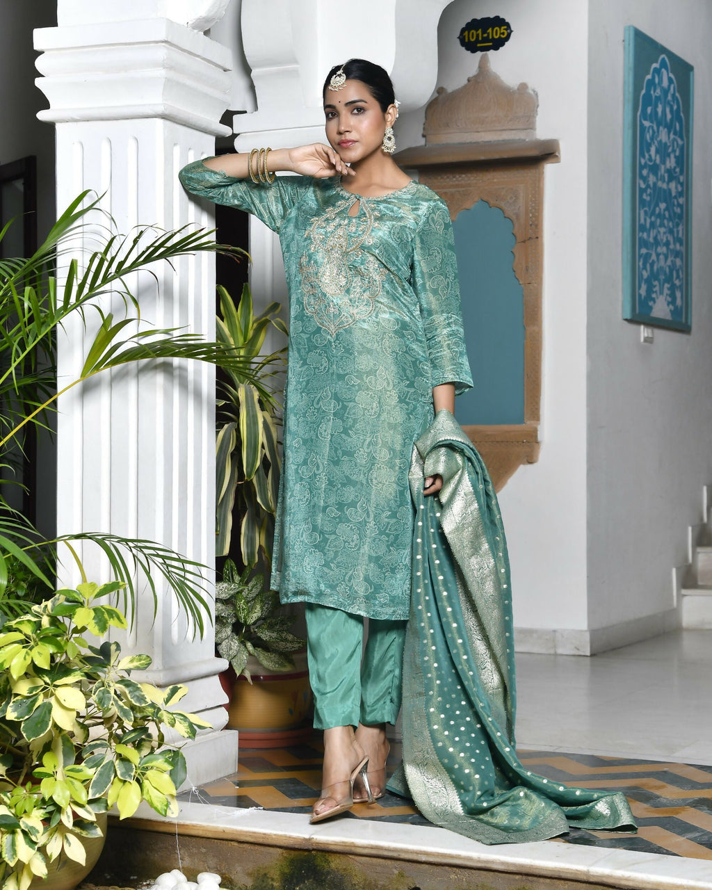 Vaasva Women's Digital Printed Tissue Suit Set With Solid Pant & Brocade Dupatta