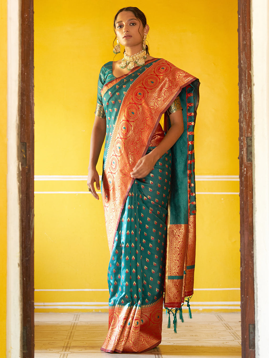 Janasya Green Silk Blend Woven Ethnic Motifs Woven Design Saree