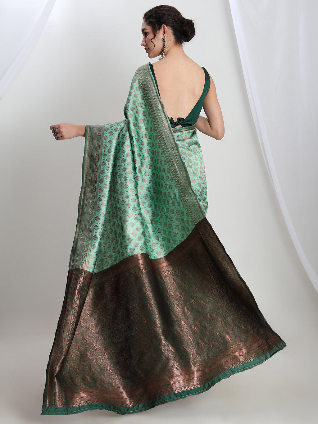 Janasya Light Green Silk Blend Ethnic Motifs Jacquard Saree