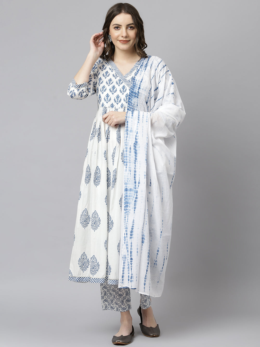 Janasya Women's White Cotton Block Print Kurta With Pant And Dupatta