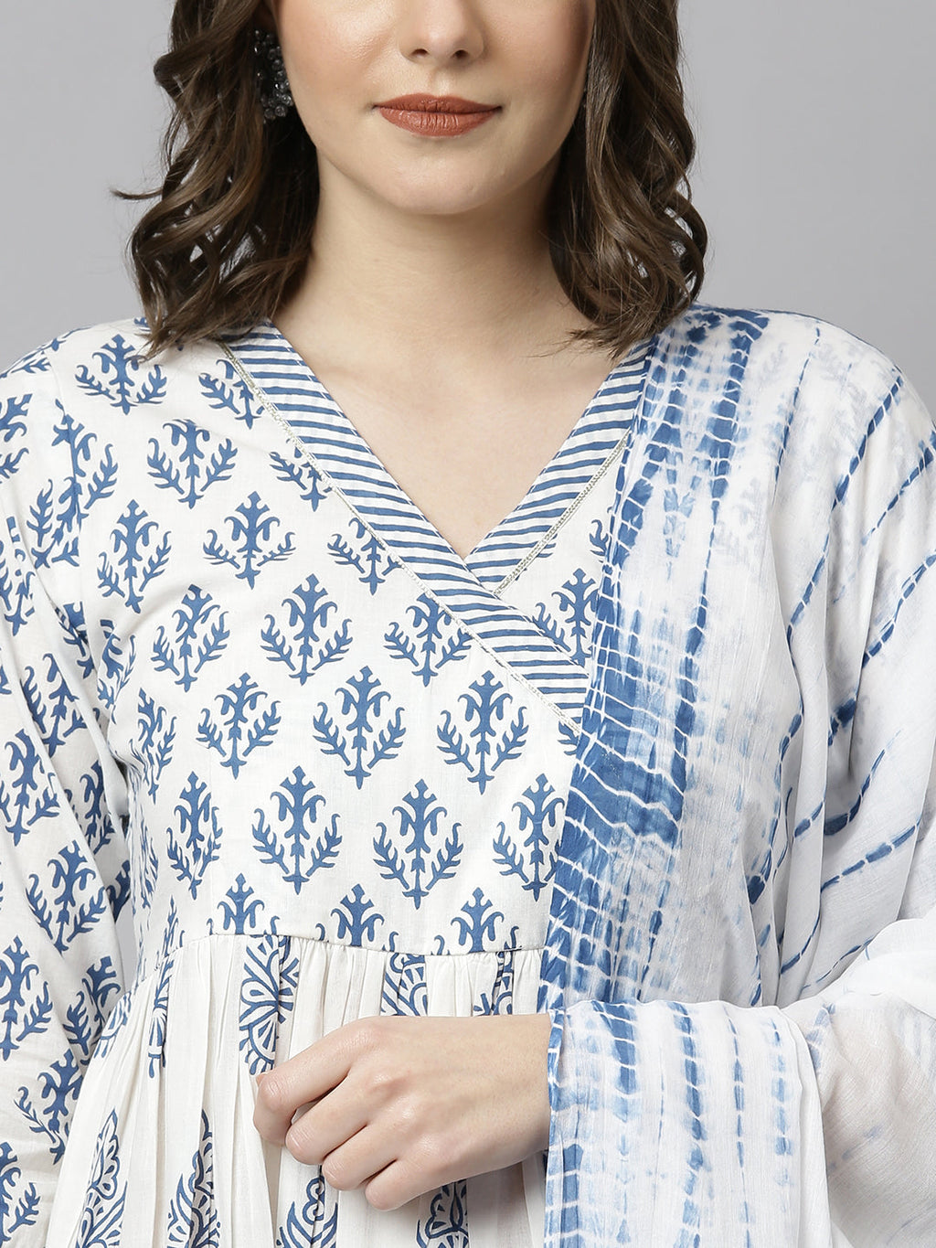 Janasya Women's White Cotton Block Print Kurta With Pant And Dupatta
