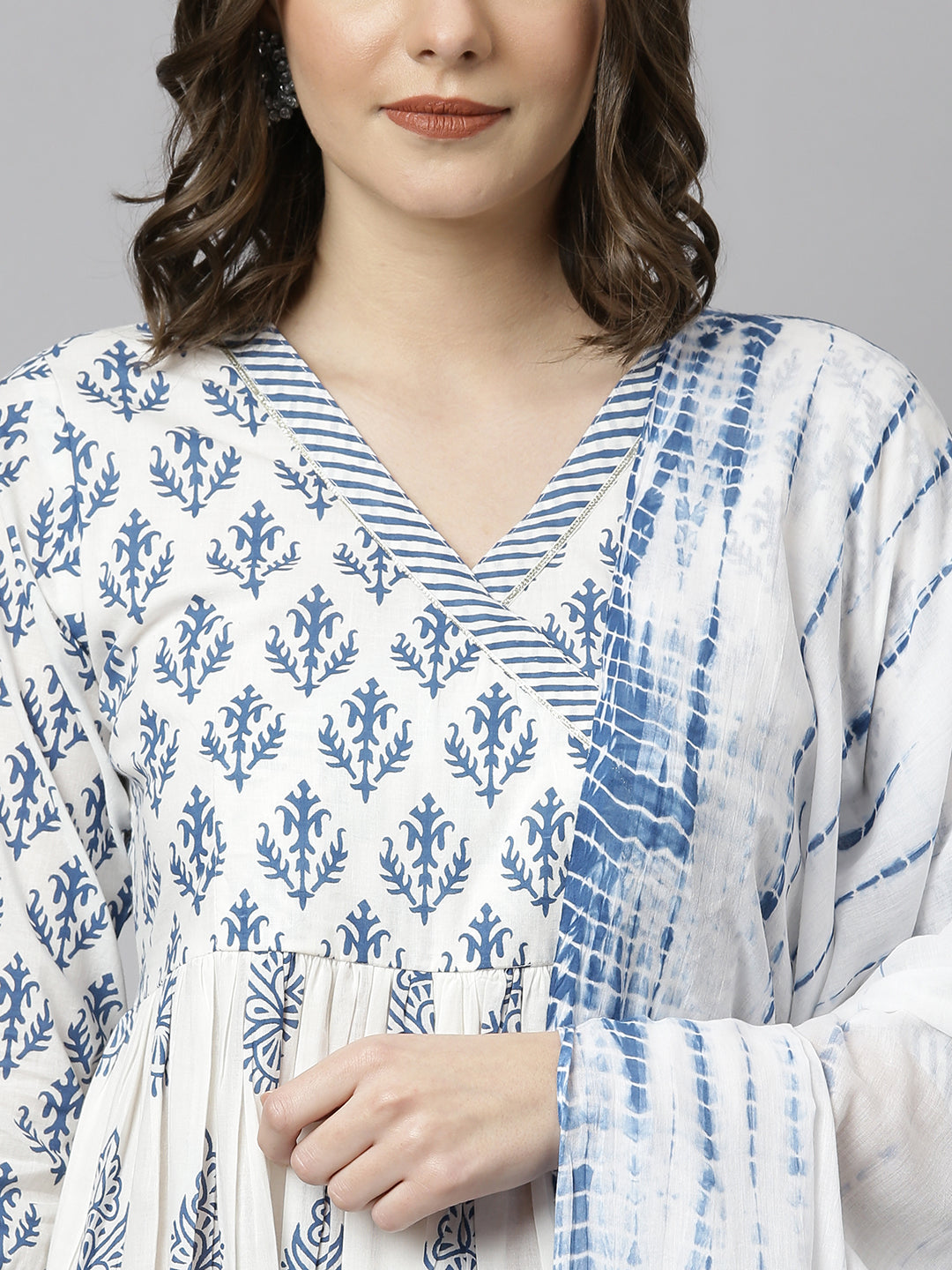 Janasya Women's White Cotton Block Print Kurta With Pant And Dupatta
