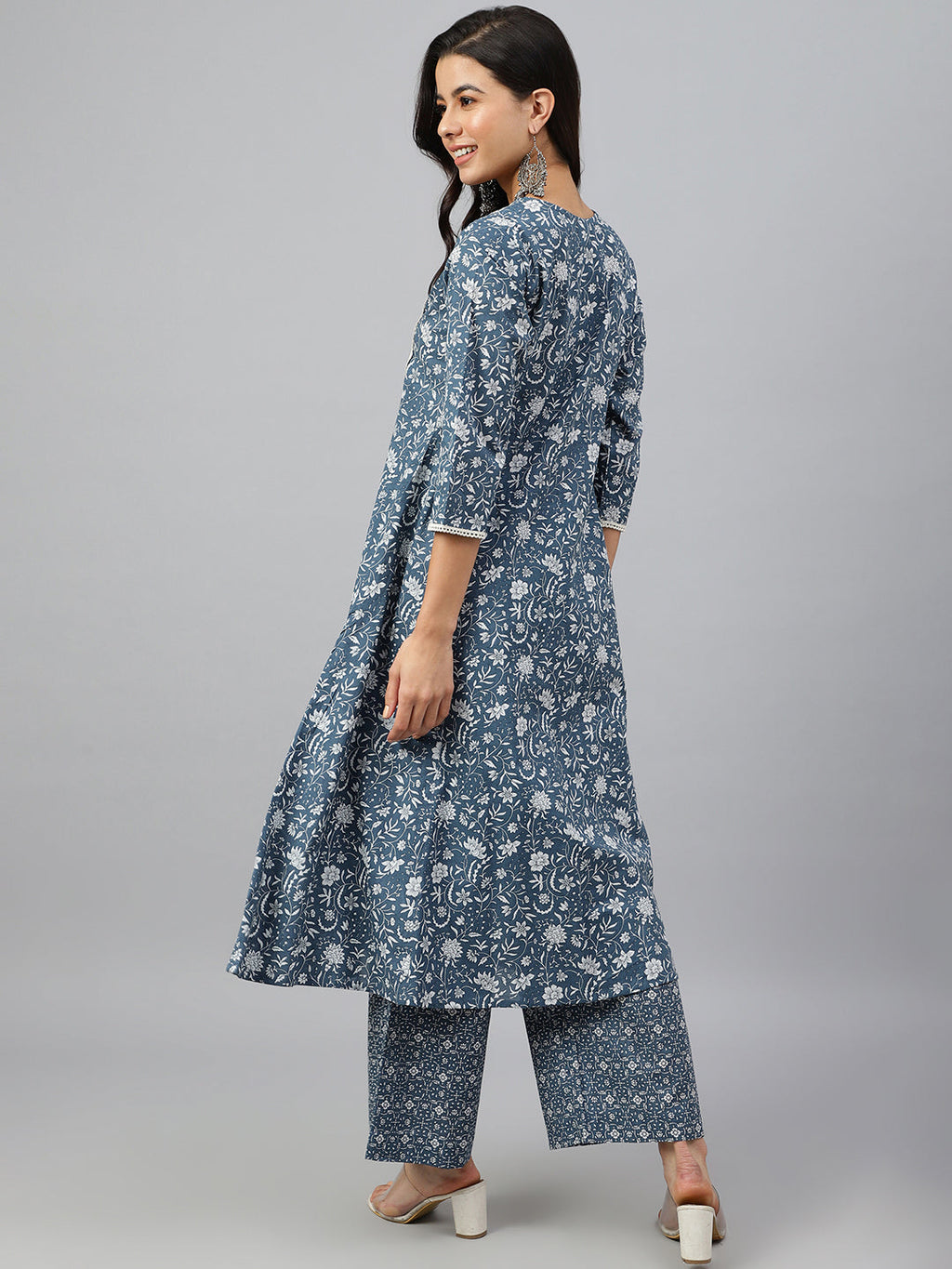 Janasya Women's Grey Cotton Floral Print Kurta With Palazzo