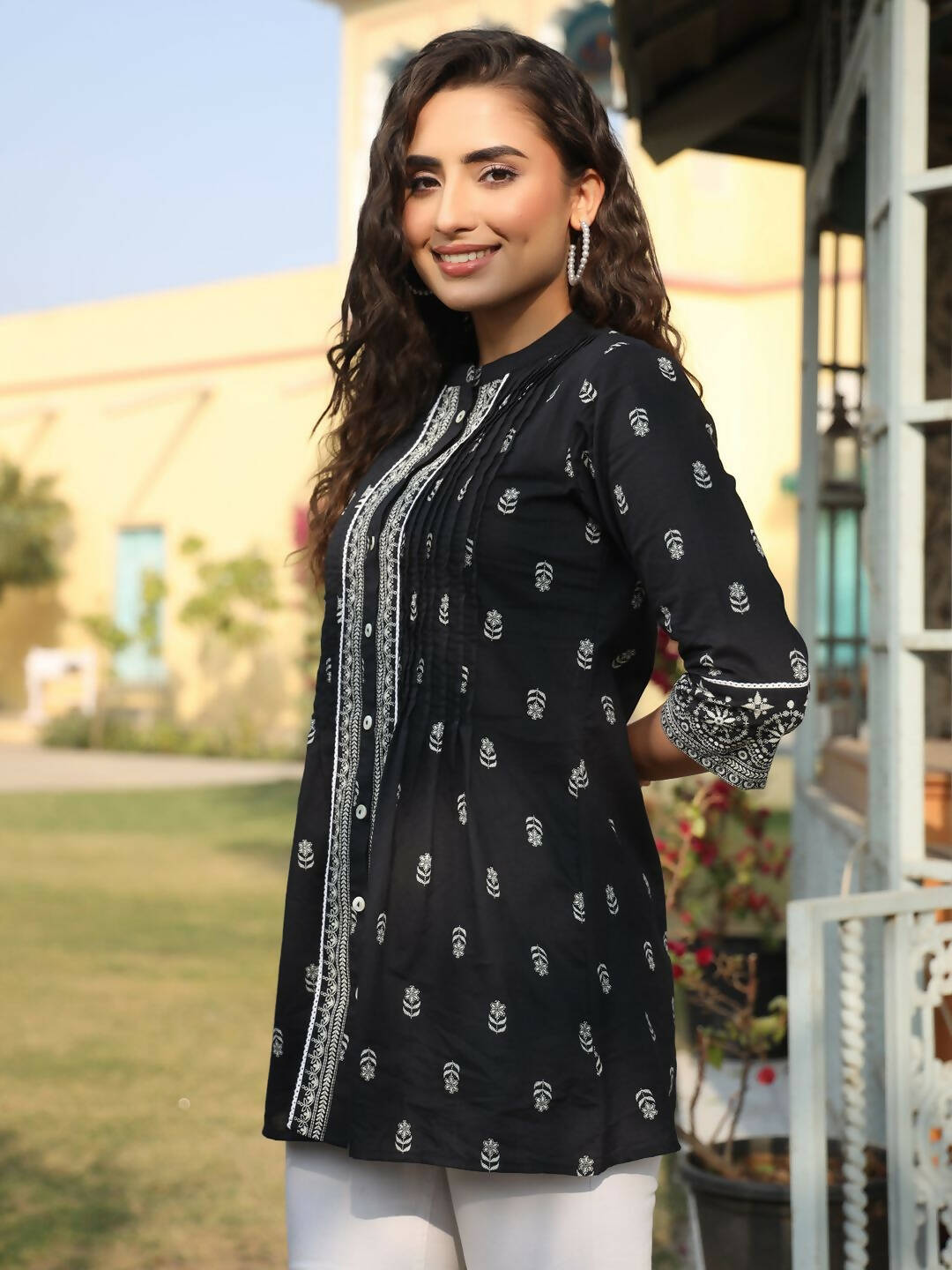 Juniper Women's Black Cambric Floral Printed Tunic