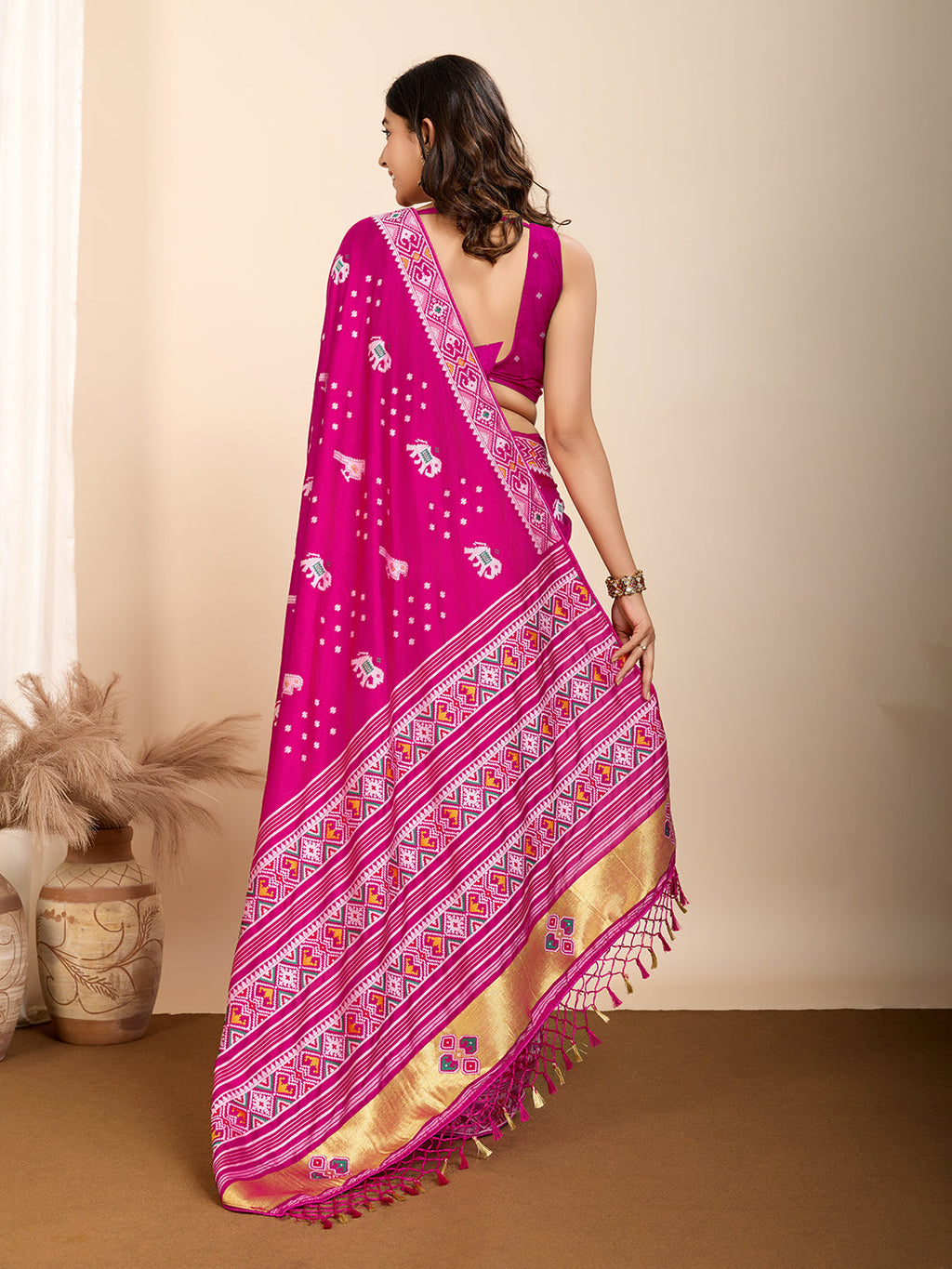 Vedant Vastram Maslin Dola Silk Kanjeevaram Silk Saree - Magenta