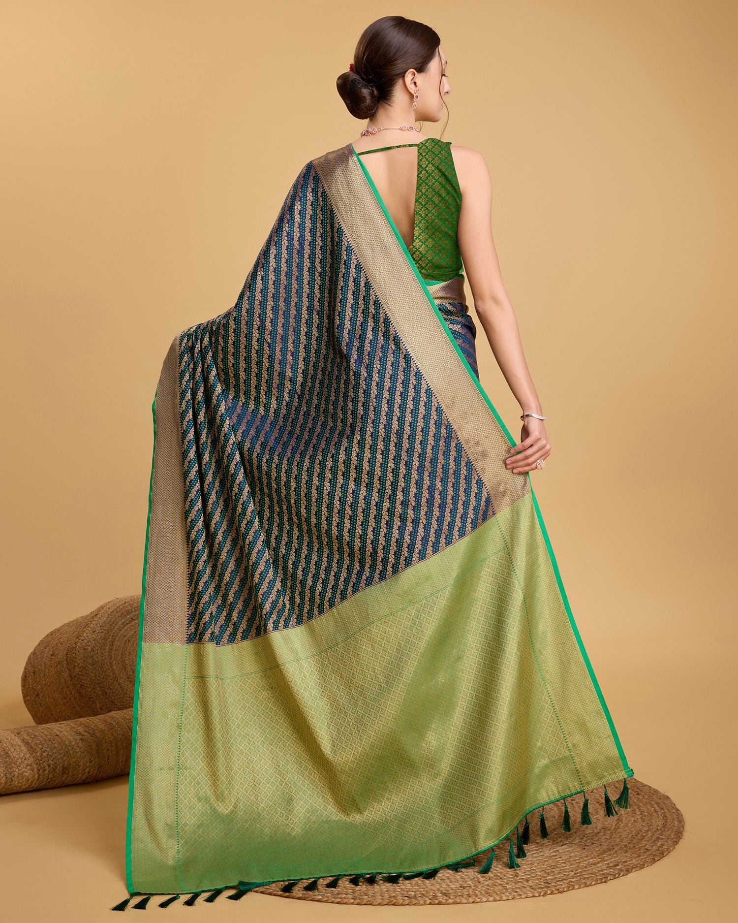 Vedant Vastram Soft Litchi Silk Kanjeevaram Silk Saree - Navy