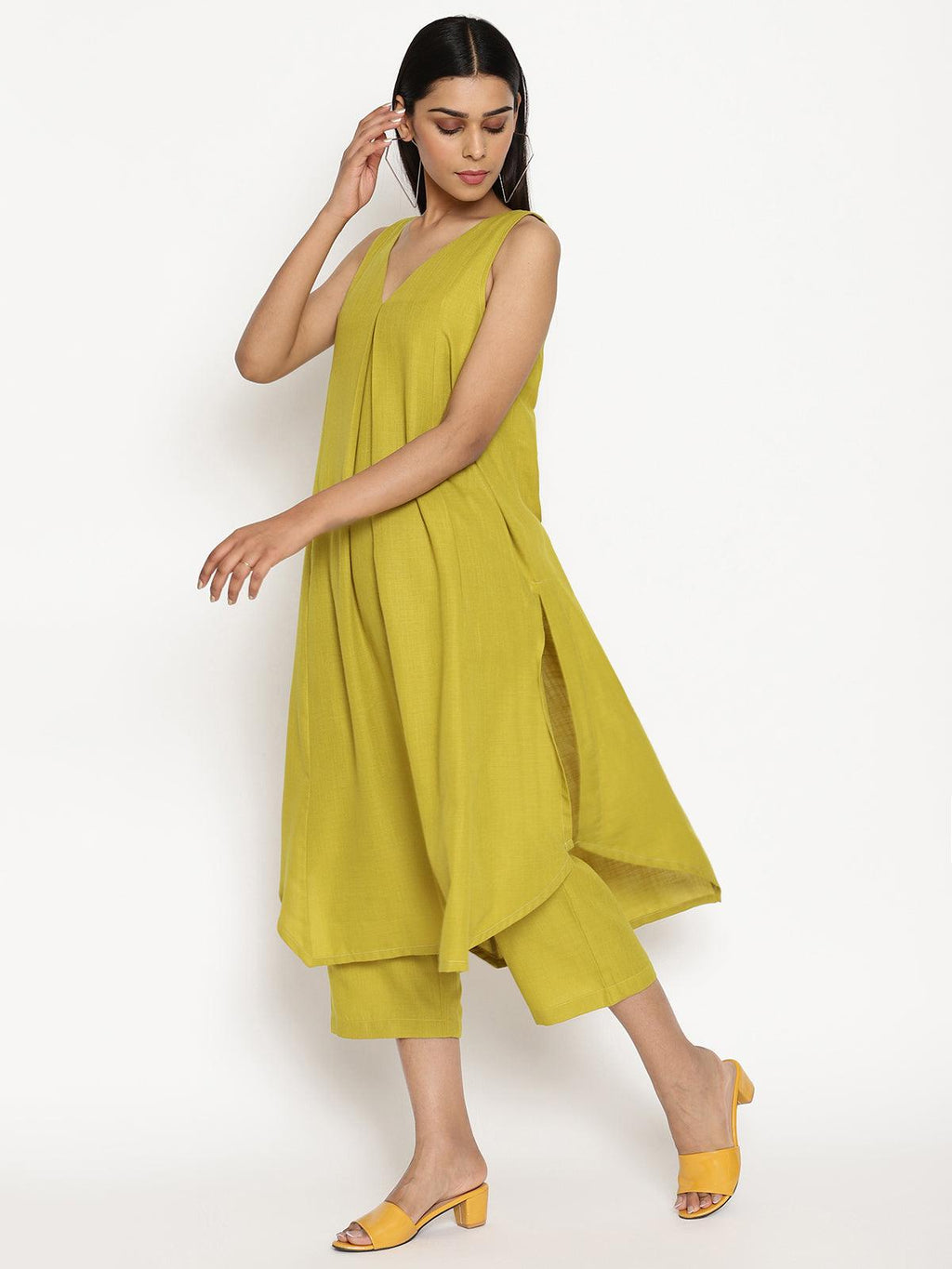 trueBrowns Cotton Linen Lime Green Sleeveless Flared Kurta Pant Set