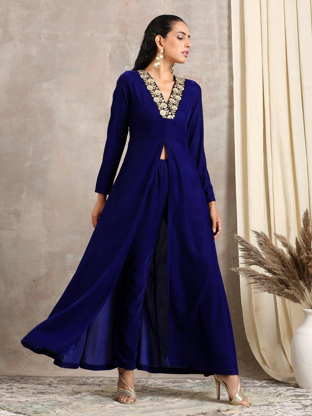 trueBrowns Blue Velvet Front Slit Kurta