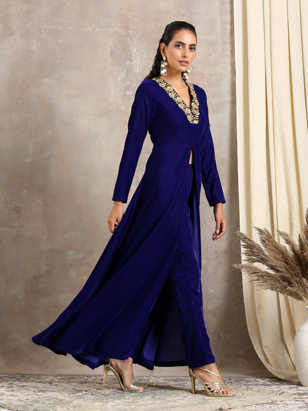 trueBrowns Blue Velvet Front Slit Kurta