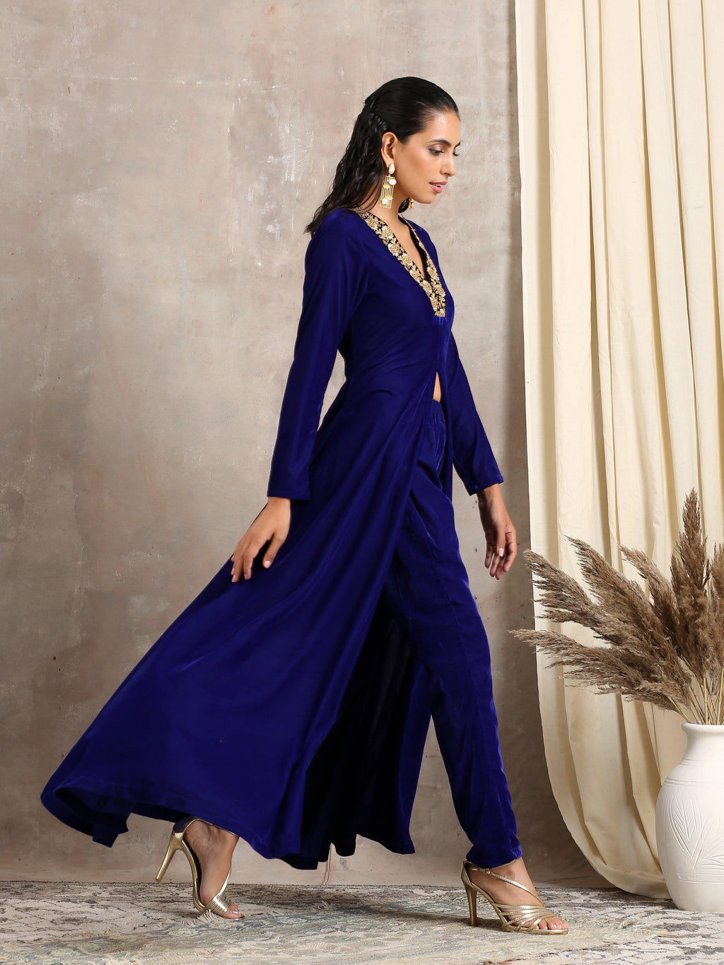 trueBrowns Blue Velvet Front Slit Kurta