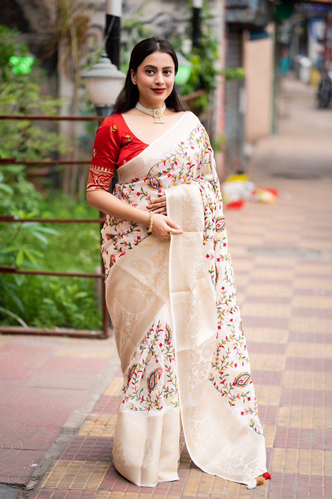 White Jute Silk Ethnic Motifs Saree with Unstitched Blouse - Hiral Fashion