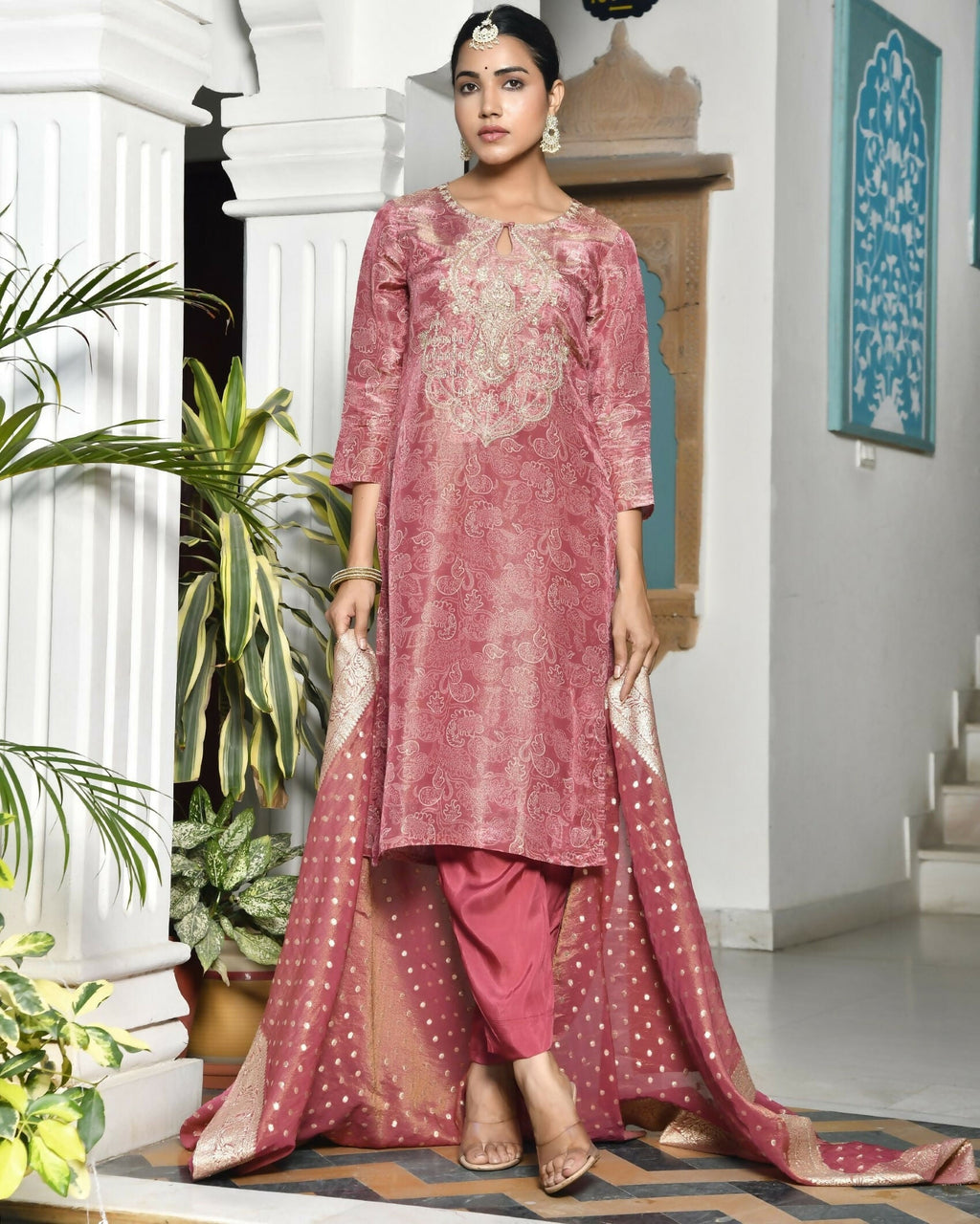 Vaasva Women's Digital Printed Tissue Suit Set With Solid Pant & Brocade Dupatta