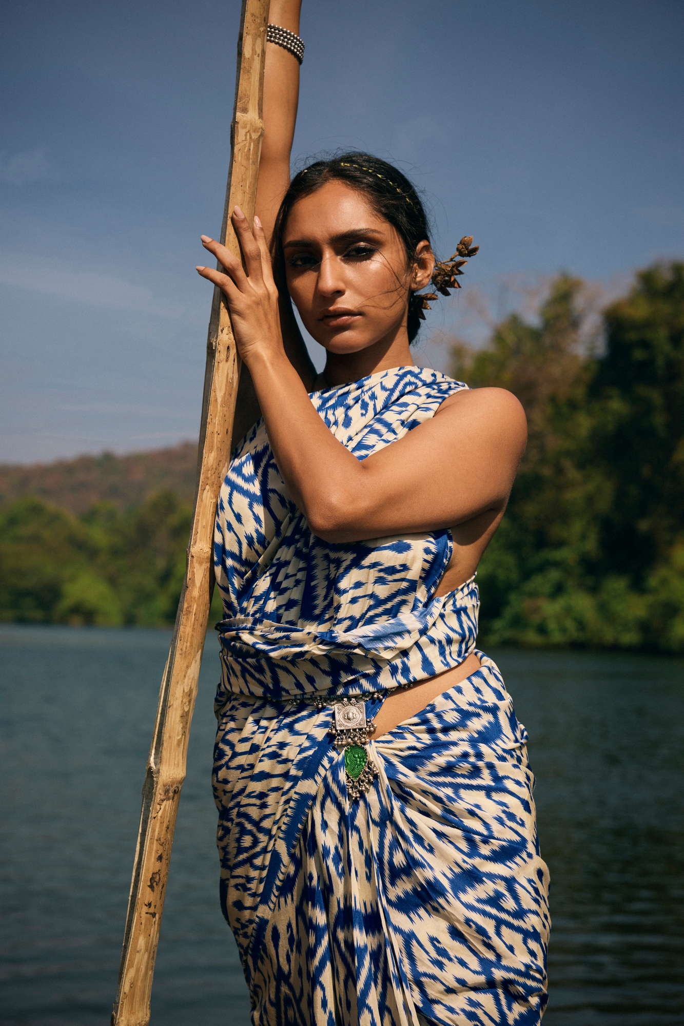 trueBrowns Blue White Muslin Ikat Ready to Wear Saree