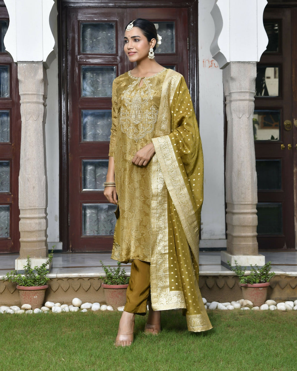 Vaasva Women's Digital Printed Tissue Suit Set With Solid Pant & Brocade Dupatta
