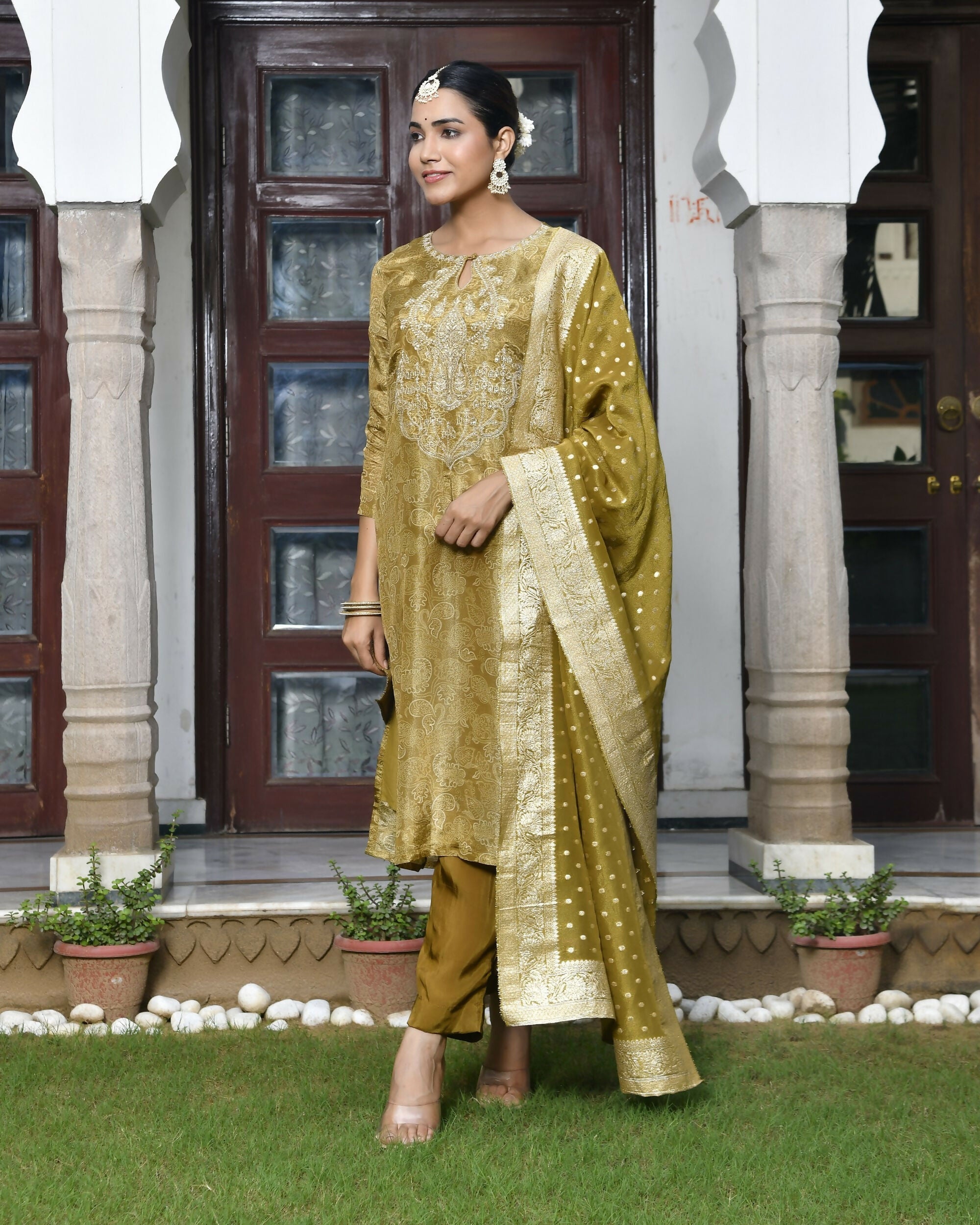 Vaasva Women's Digital Printed Tissue Suit Set With Solid Pant & Brocade Dupatta