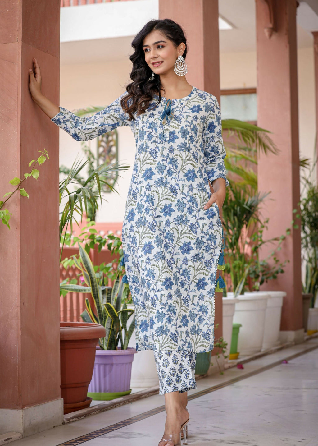 Kaajh Women's White Blue Floral Print Kurta Pant Set