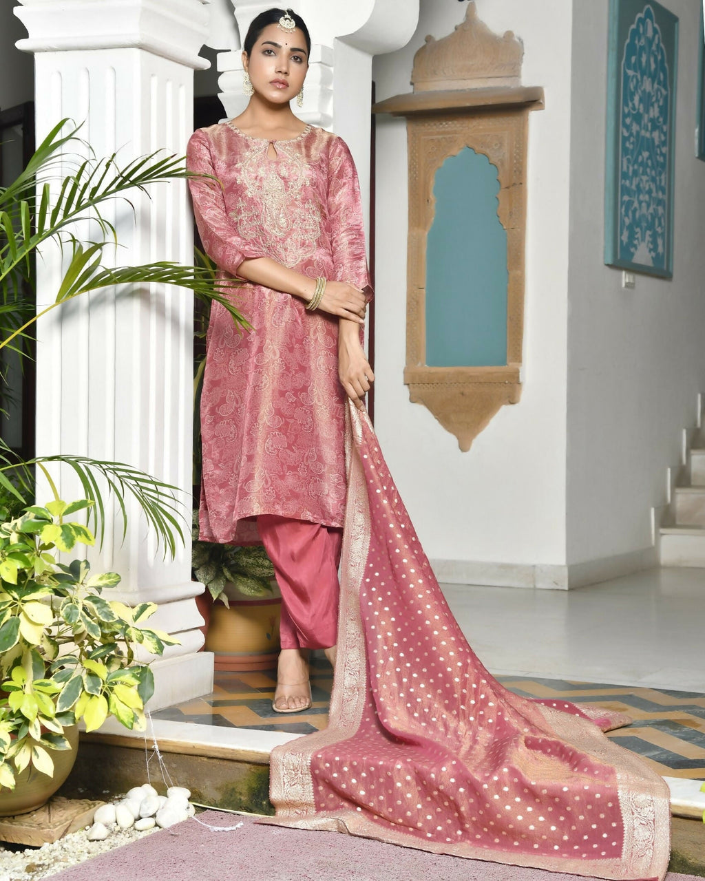 Vaasva Women's Digital Printed Tissue Suit Set With Solid Pant & Brocade Dupatta