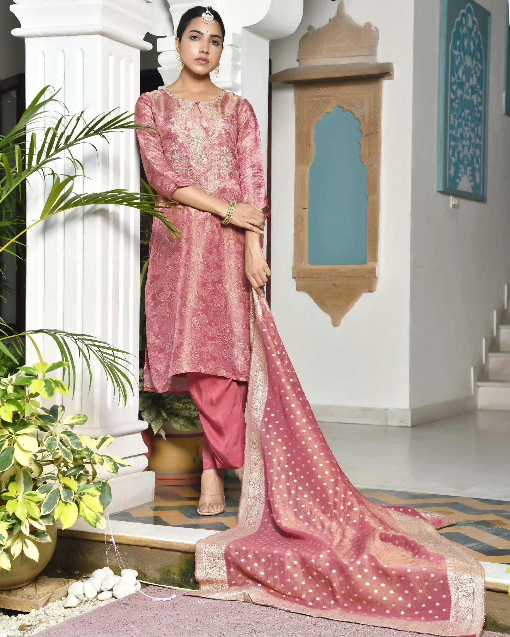 Vaasva Women's Digital Printed Tissue Suit Set With Solid Pant & Brocade Dupatta