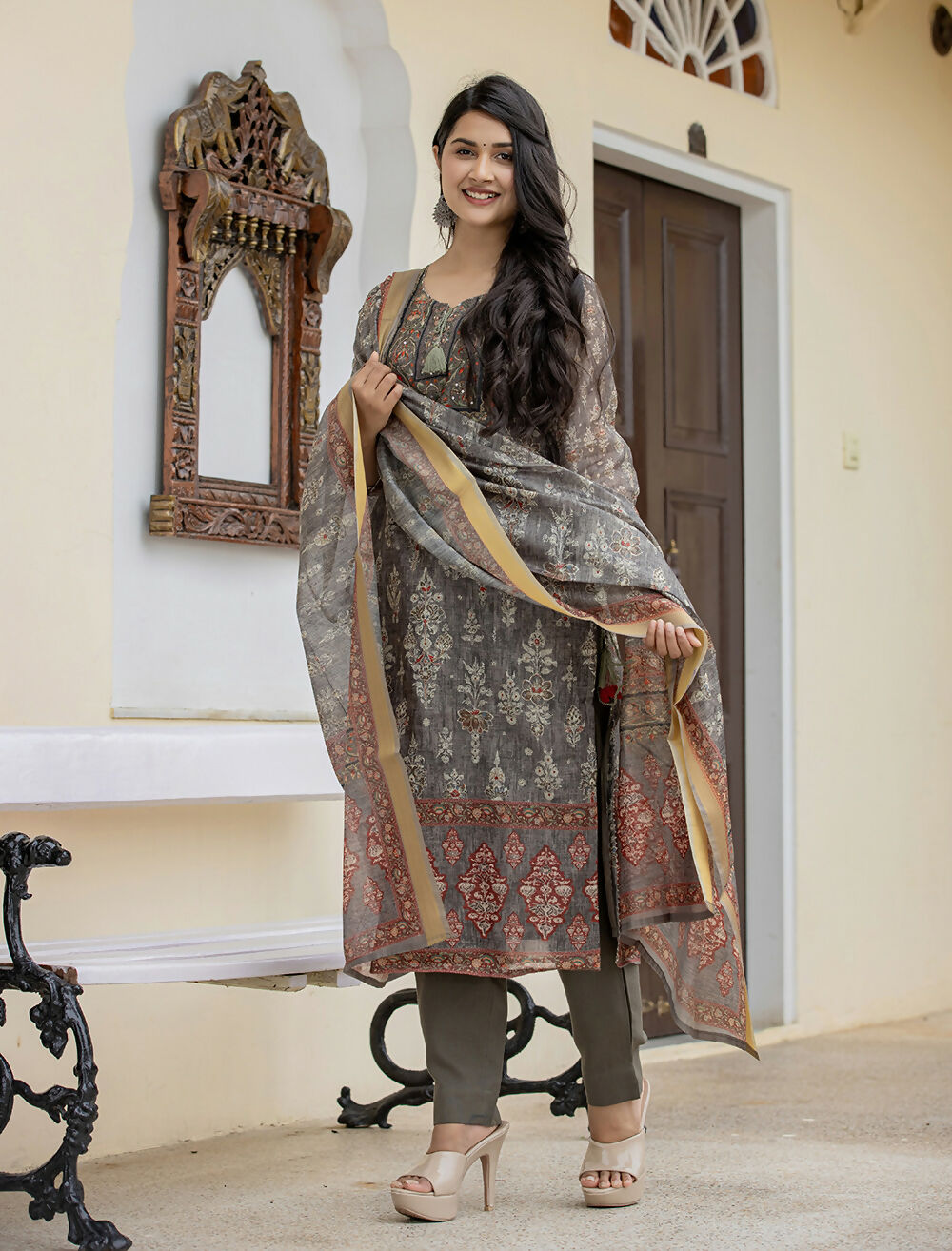 Kaajh Women's Grey-Green Digital Print Chanderi Kurta Pant Set With Dupatta