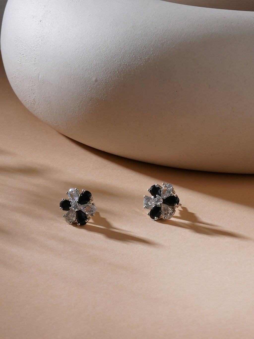 stone stud (Black and white) - Ruby Raang
