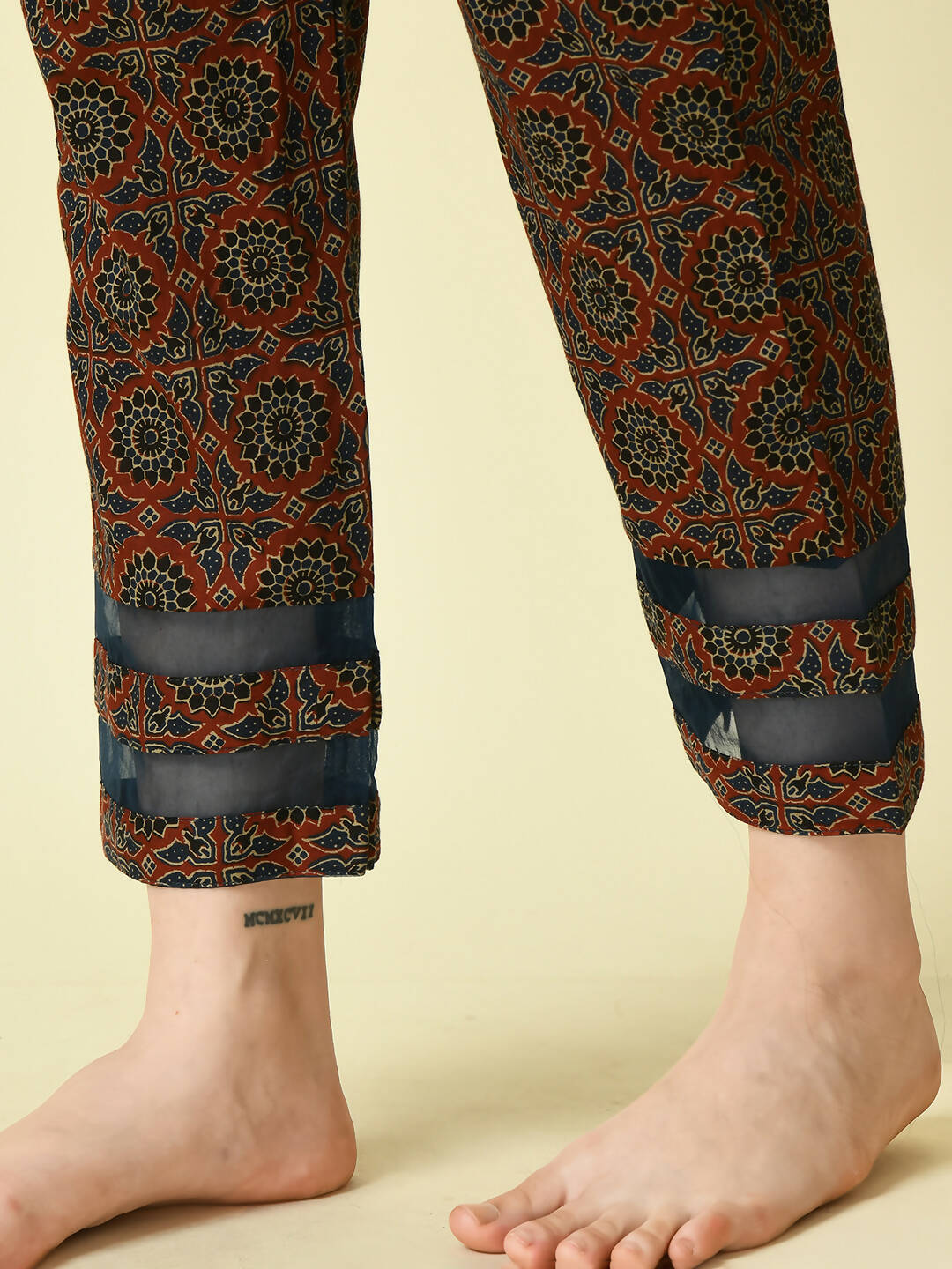 Myshka Women's Multi Straight Kurta & Trousers With Dupatta