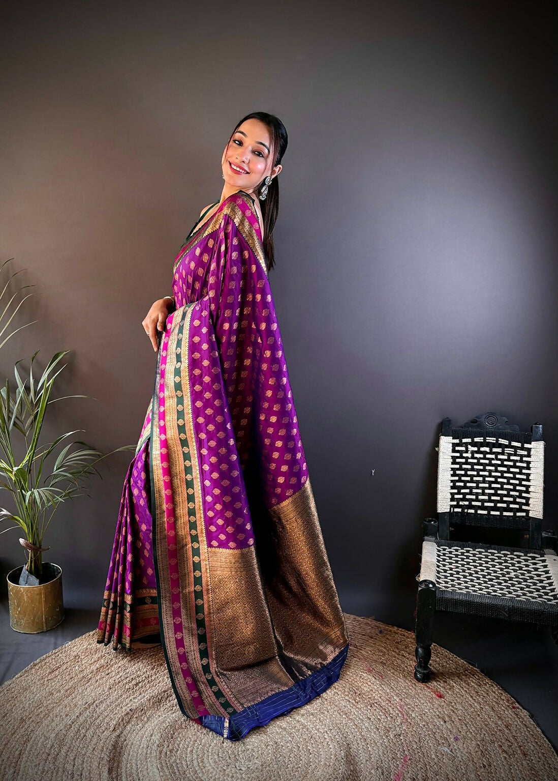 Joban Fashion Green Butti Banarasi Silk Sarees