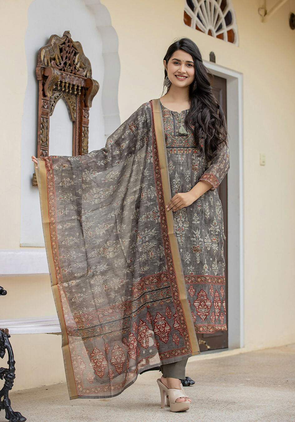 Kaajh Women's Grey-Green Digital Print Chanderi Kurta Pant Set With Dupatta