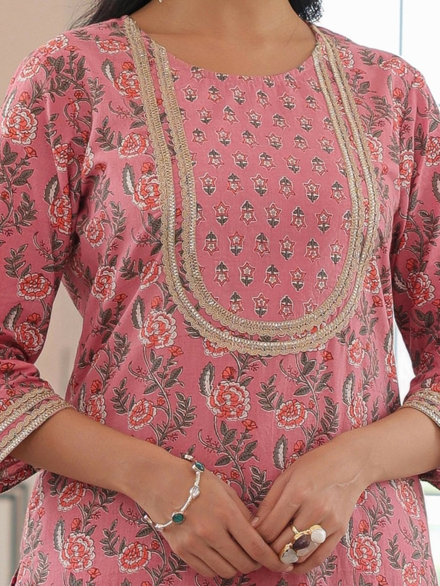 Aramya Straight Soft Cotton Floral Print Women's Kurta - Pink