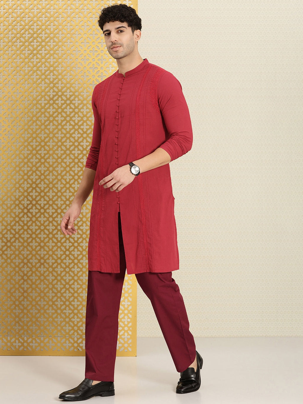 House of Pataudi Men Chikankari Embroidered Pure cotton Jashn Kurta with Pyjama