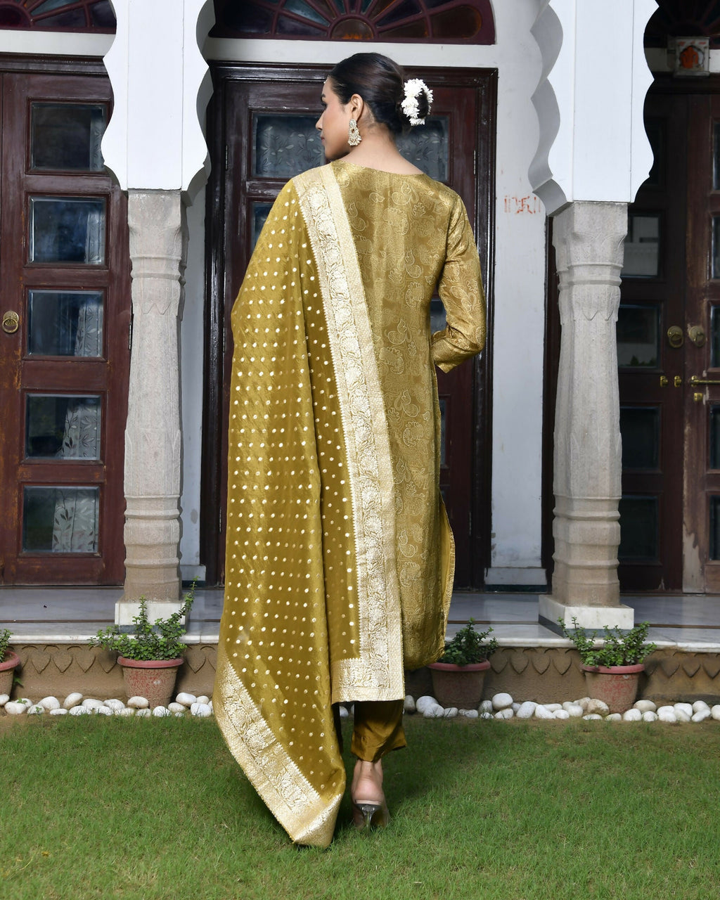 Vaasva Women's Digital Printed Tissue Suit Set With Solid Pant & Brocade Dupatta