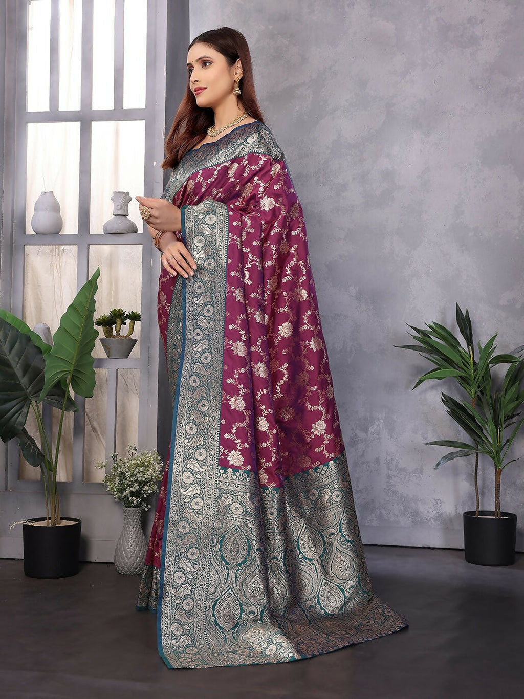 Joban Fashion Banarasi Magenta Woven Soft Silk Saree