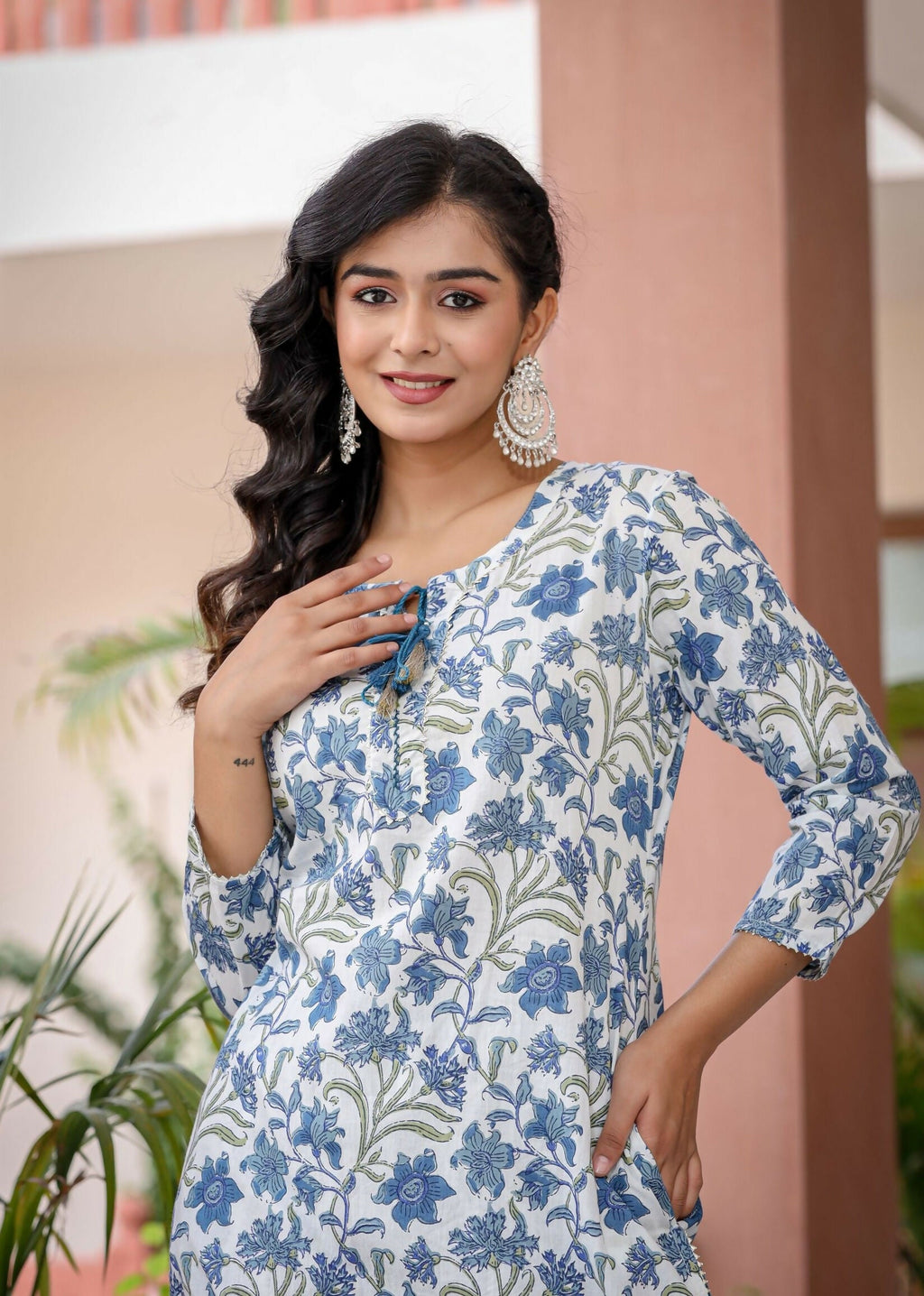 Kaajh Women's White Blue Floral Print Kurta Pant Set