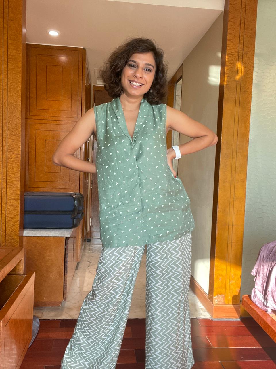 trueBrowns Light Green Bandhani Printed Silk Sleevesless Jacket Pant Set