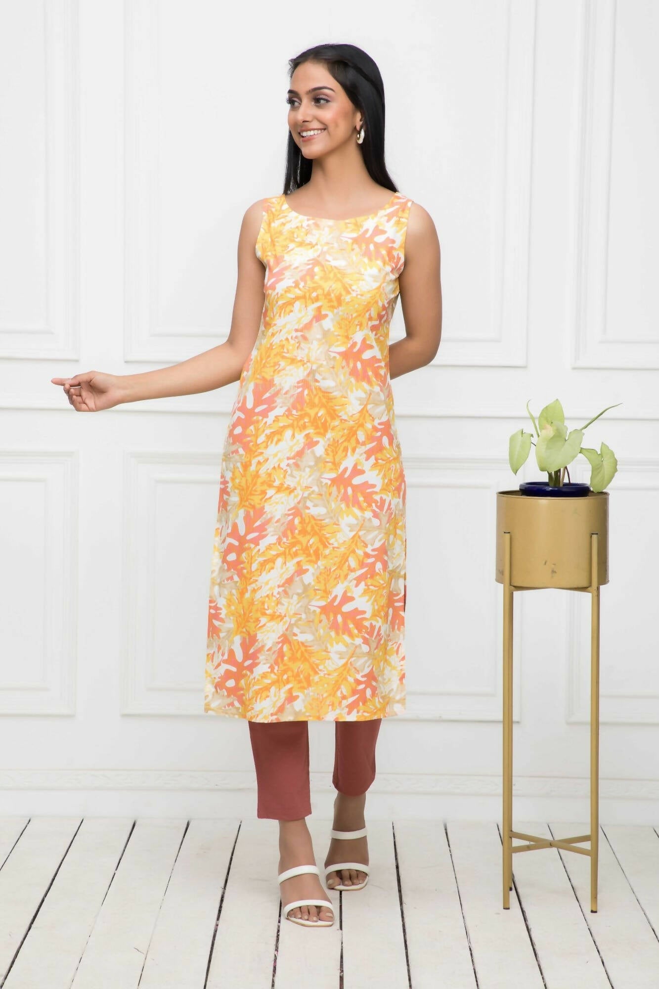 Myshka Multi Floral Women Cotton Straight Round Neck Kurtas