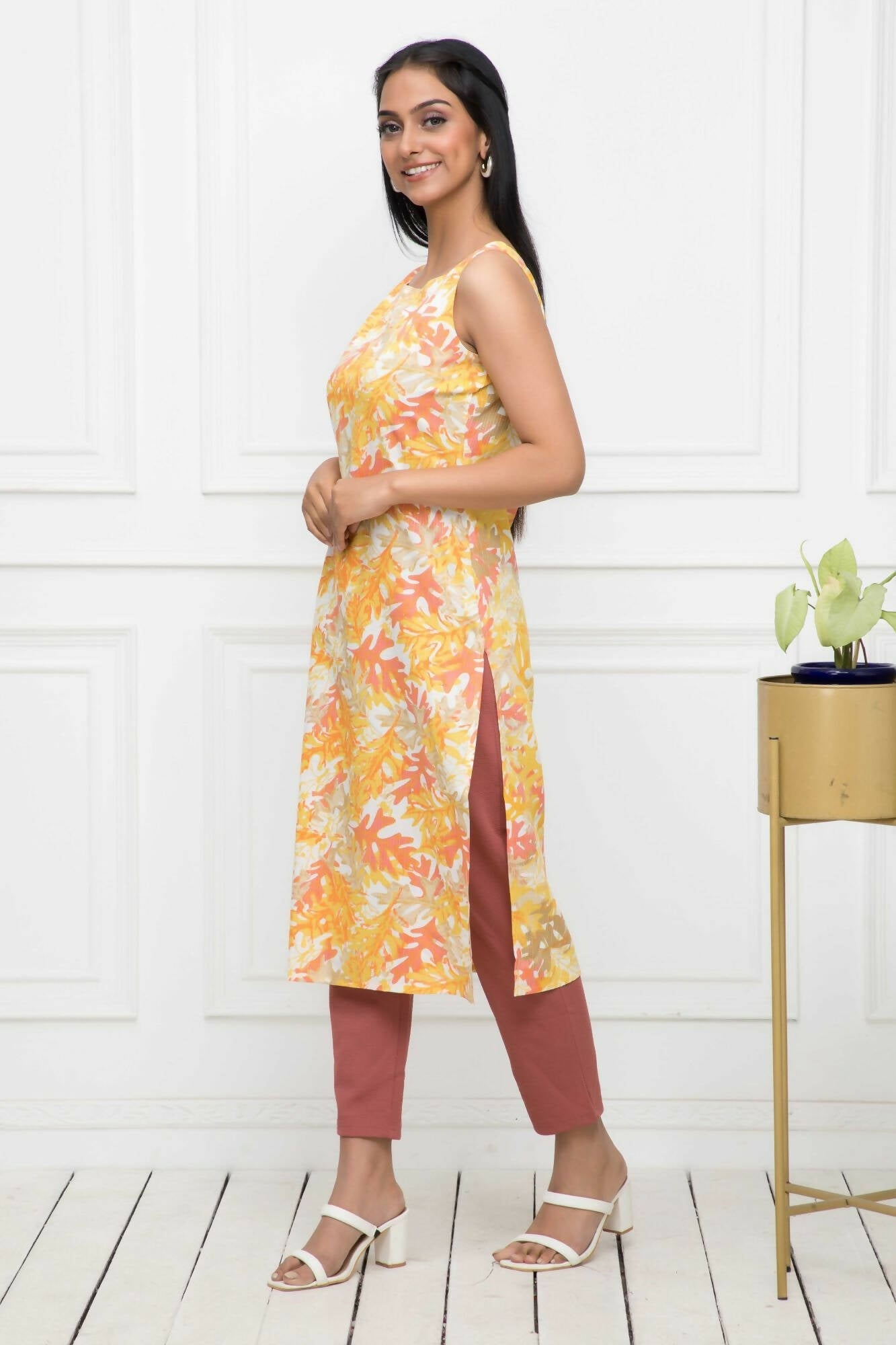 Myshka Multi Floral Women Cotton Straight Round Neck Kurtas