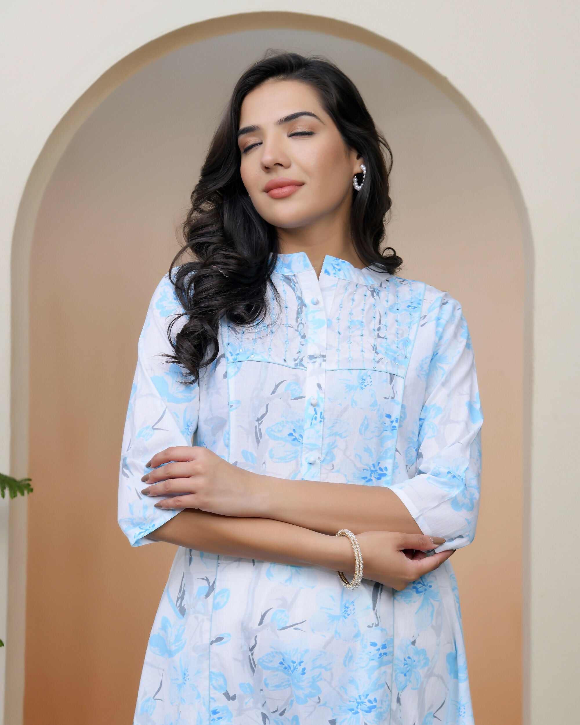 Vaasva Women White Floral Cotton Printed Flare Kurti With Pant