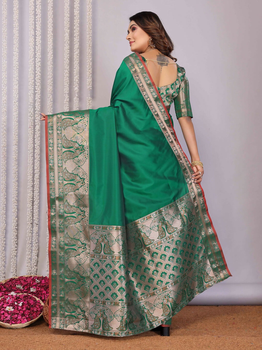 Joban Fashion Green Woven Banarasi Silk Sarees