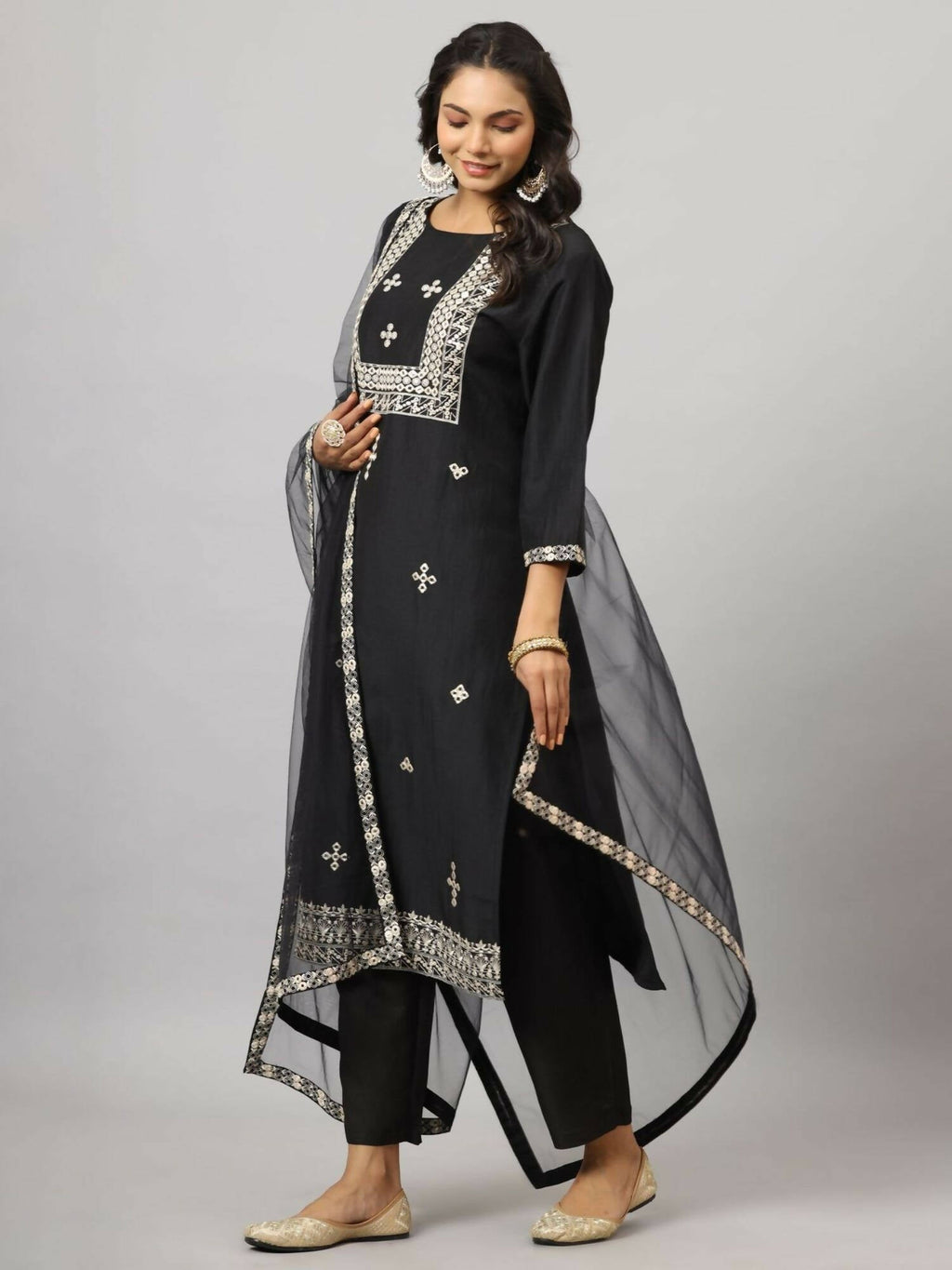 Juniper Women's Black Chinnon Solid Embroidered Kurta Set